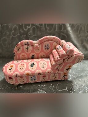 NWT Hilabee, Pink Floral Mini Chaise Lounge Sofa Jewelry Box